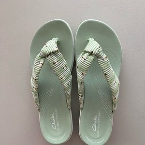Clark size 8 green bumblebee sandals